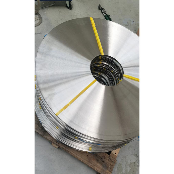 How do the mechanical properties of 316 stainless steel strips change at different ambient temperatures?